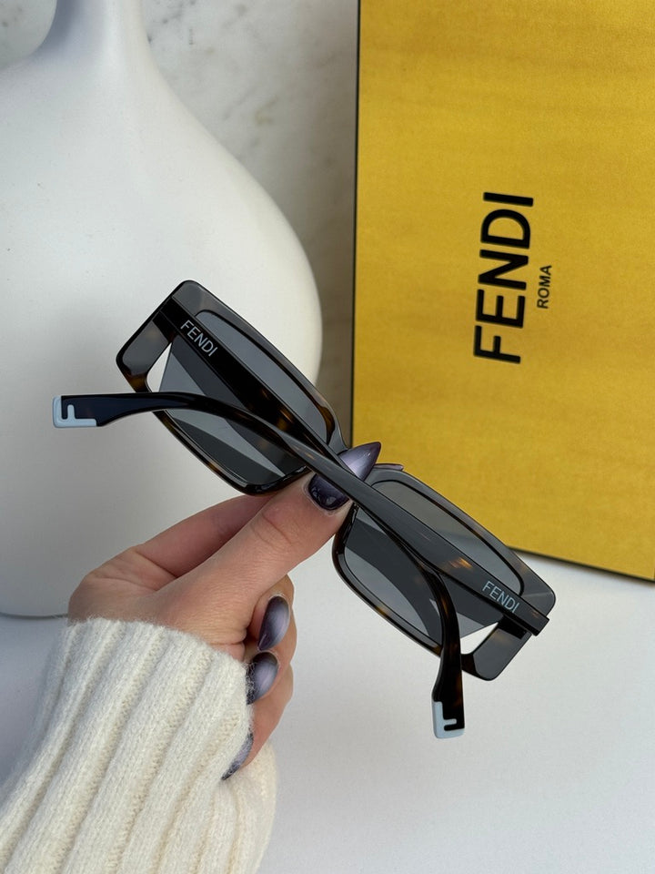 Fendi FE40040U Gafas de sol redondas negras con espejo 
