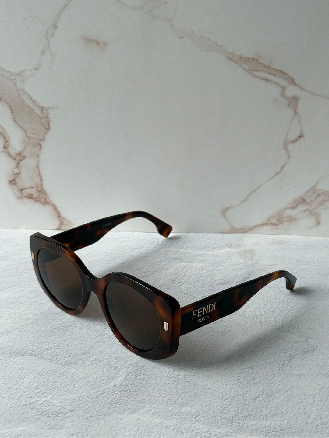 Fendi Roma FE40137I Rounded Sunglasses in Brown