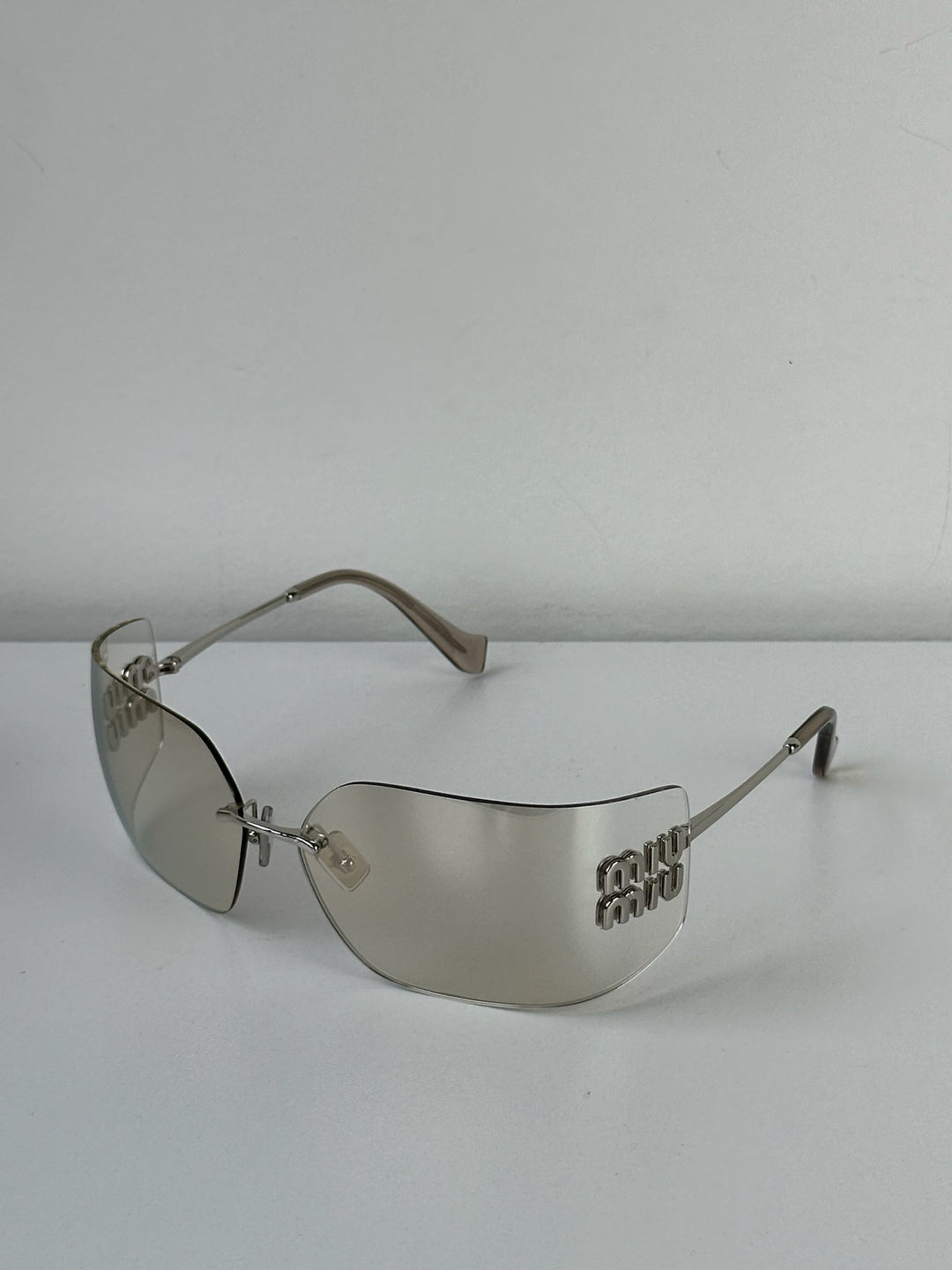 Gafas de sol Miu Miu MU54YS en gris claro