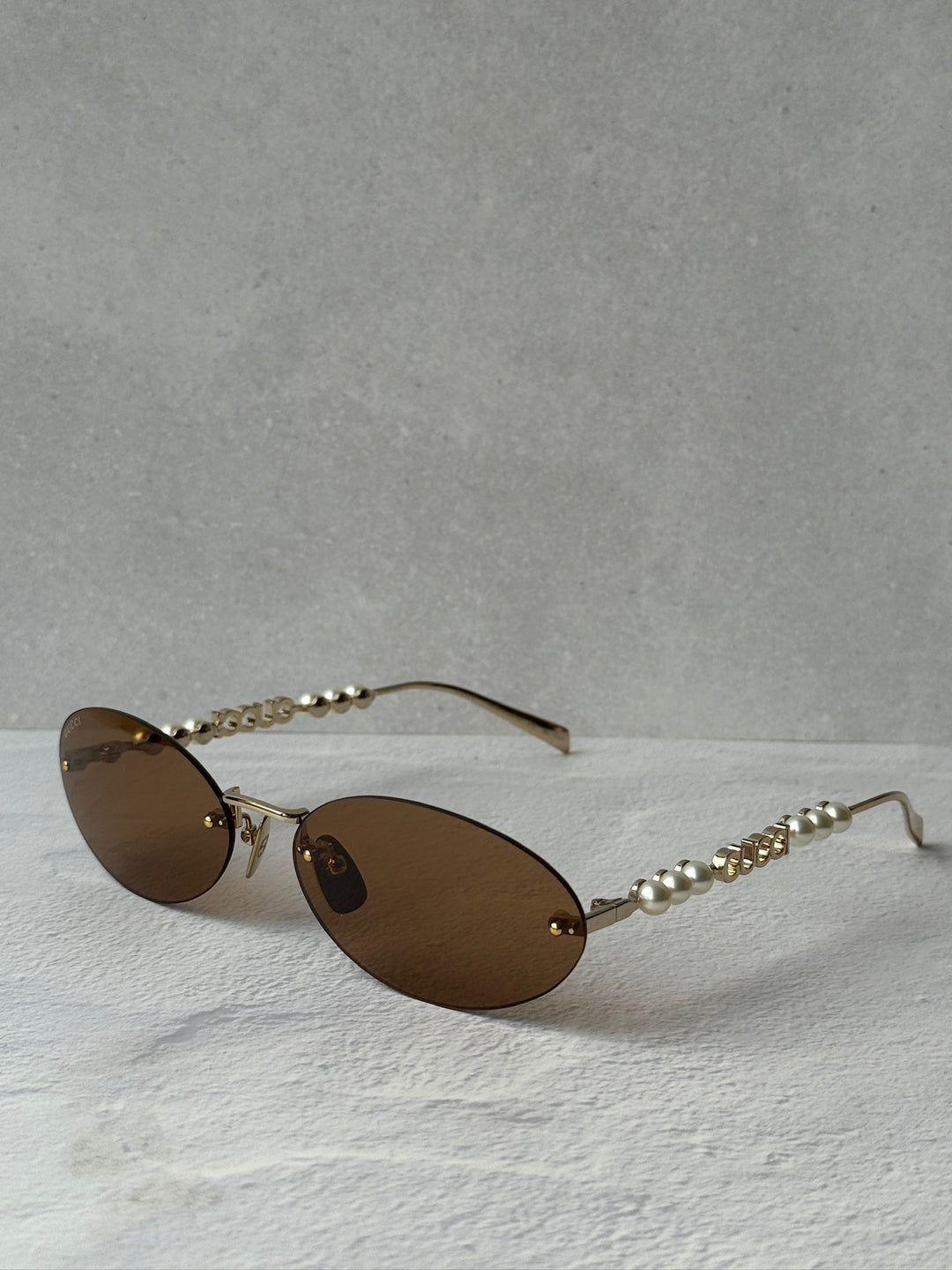 Gucci GG1257S Gafas de sol redondeadas con lentes marrones y rojos