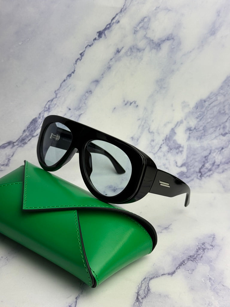 Bottega Veneta BV1012S Gafas de sol estilo aviador minimalistas con lentes rojas