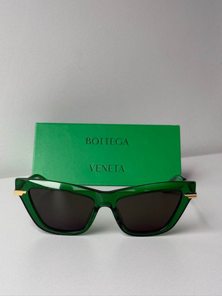 Bottega Veneta BV1012S Gafas de sol estilo aviador minimalistas con lentes rojas