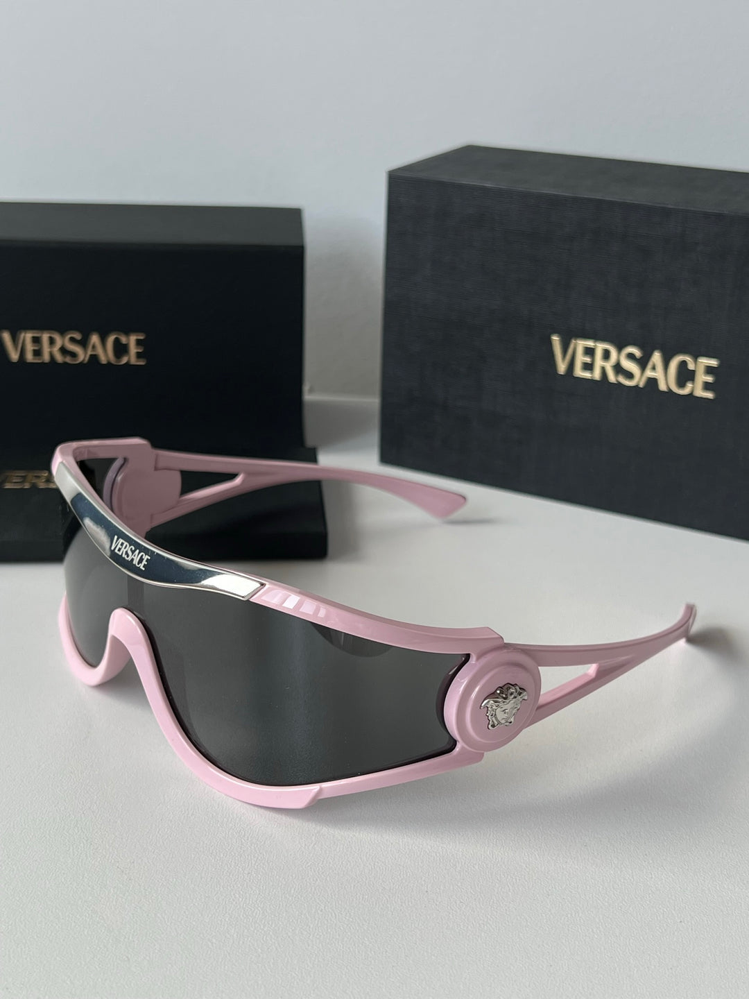 Versace Gafas de sol VE2258 Shield en espejo dorado rosa