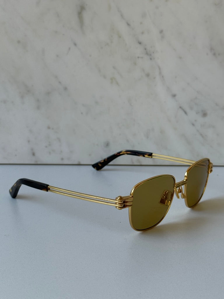 Bottega Veneta BV1012S Gafas de sol estilo aviador minimalistas con lentes rojas