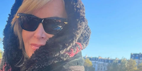 Bottega Veneta BV1012S Gafas de sol estilo aviador minimalistas con lentes rojas