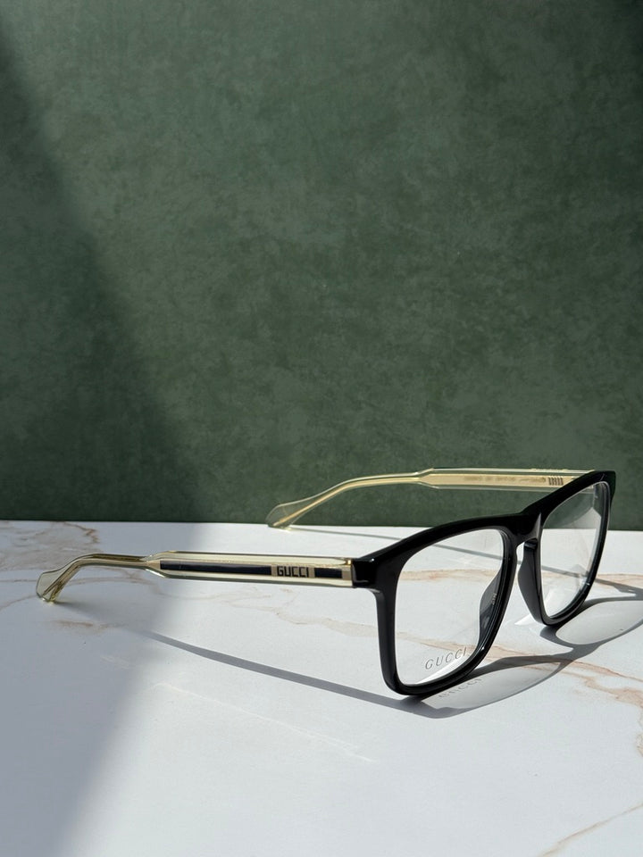 Monturas de anteojos rectangulares con forma de ojo de cerradura y patas transparentes Gucci GG0561O en negro