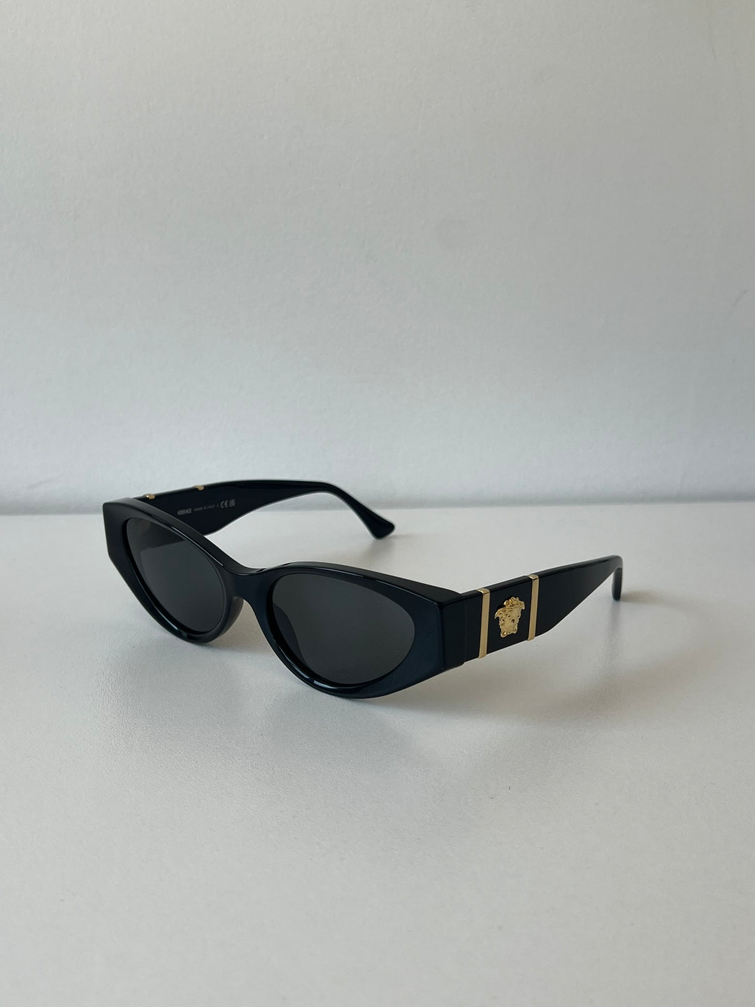 Versace Gafas de sol tipo ojo de gato VE4454 en negro