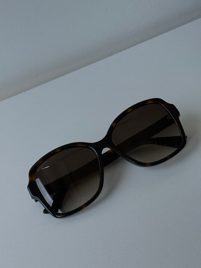 Gafas de sol Gucci GG0765SA Marmont con logo de mariposa y lentes degradados negros