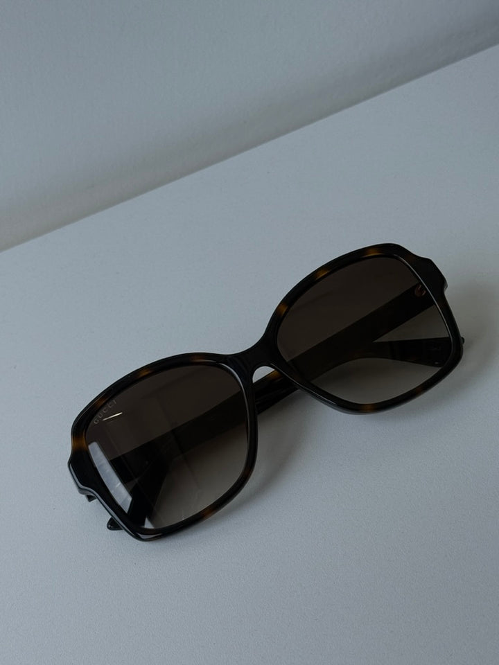 Gafas de sol Gucci GG0765SA Marmont con logo de mariposa y lentes degradados negros