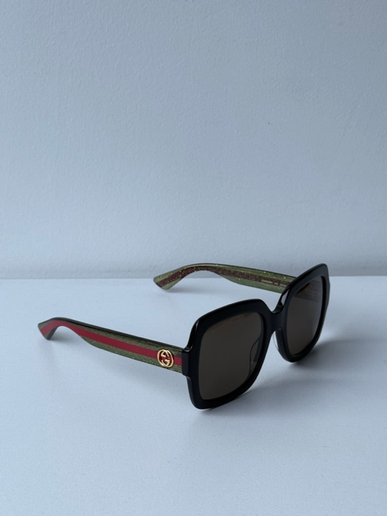 Gucci GG0036SN Gafas de sol cuadradas con patas a rayas y purpurina