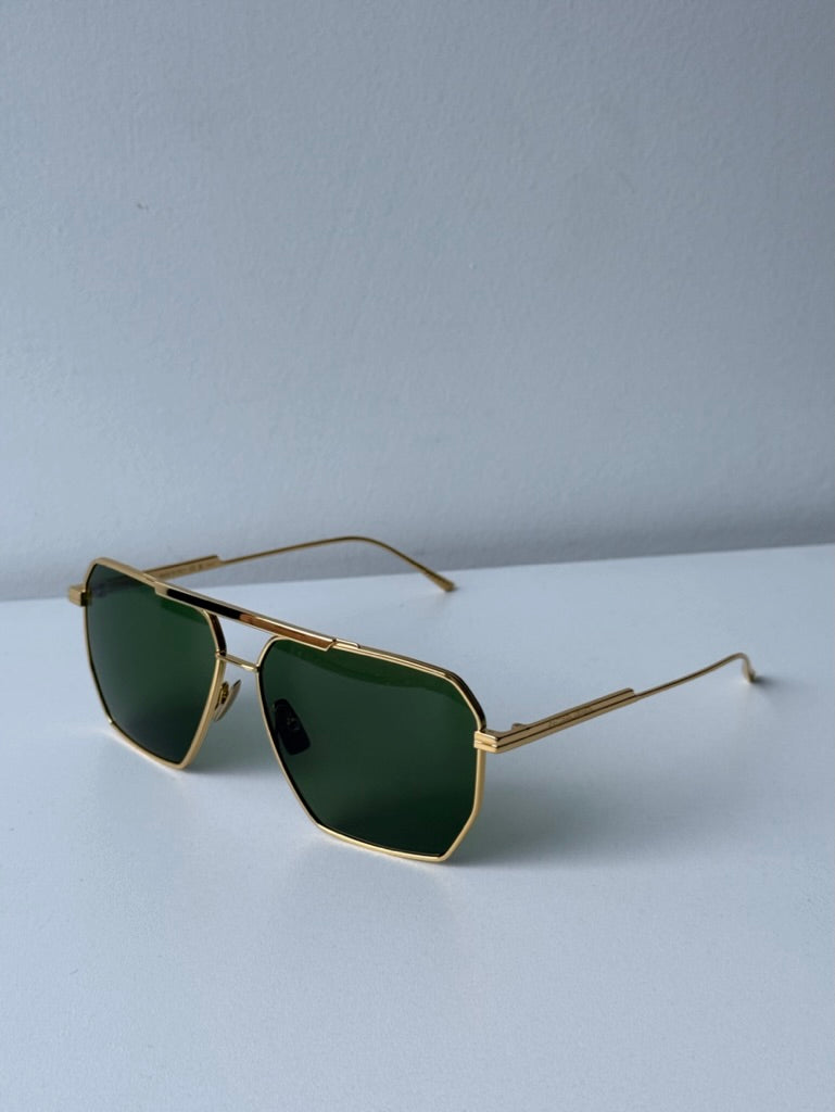 Bottega Veneta BV1012S Gafas de sol estilo aviador minimalistas con lentes dorados/verdes