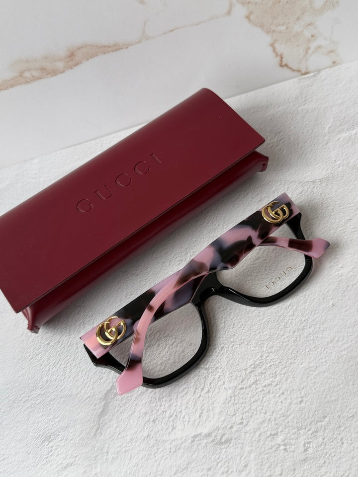 Monturas estilo ojo de gato Gucci GG1424O en negro 