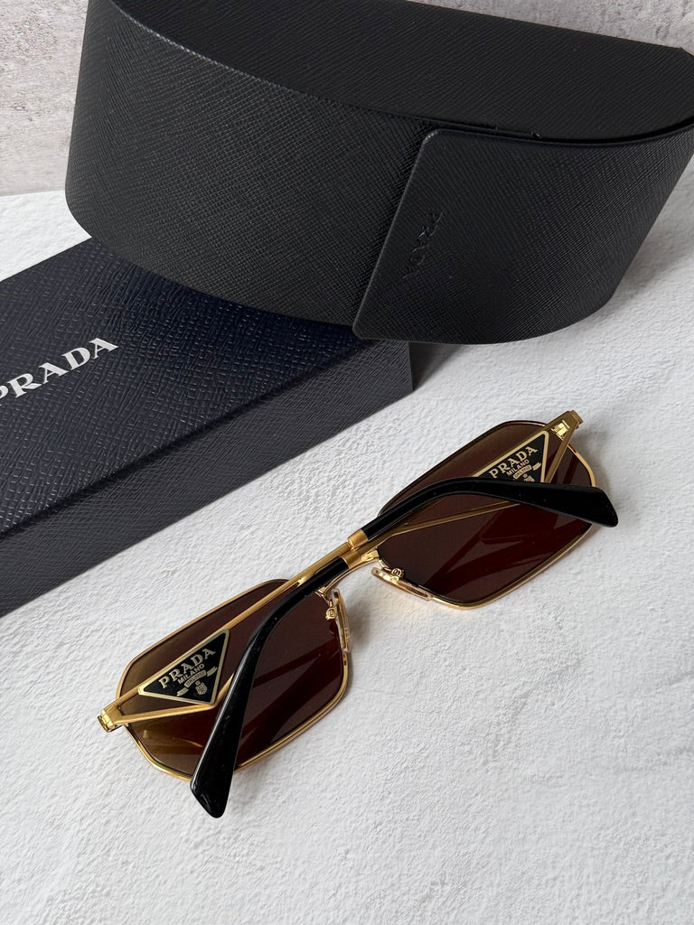 Gafas de sol Prada PR A51S en dorado rosa 