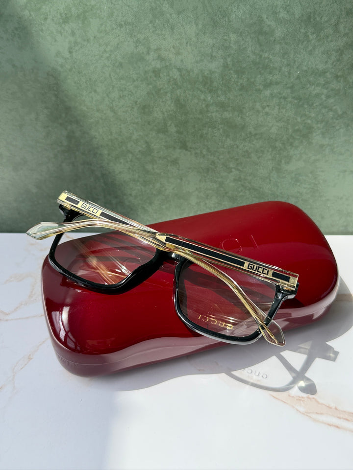 Monturas de anteojos rectangulares con forma de ojo de cerradura y patas transparentes Gucci GG0561O en negro