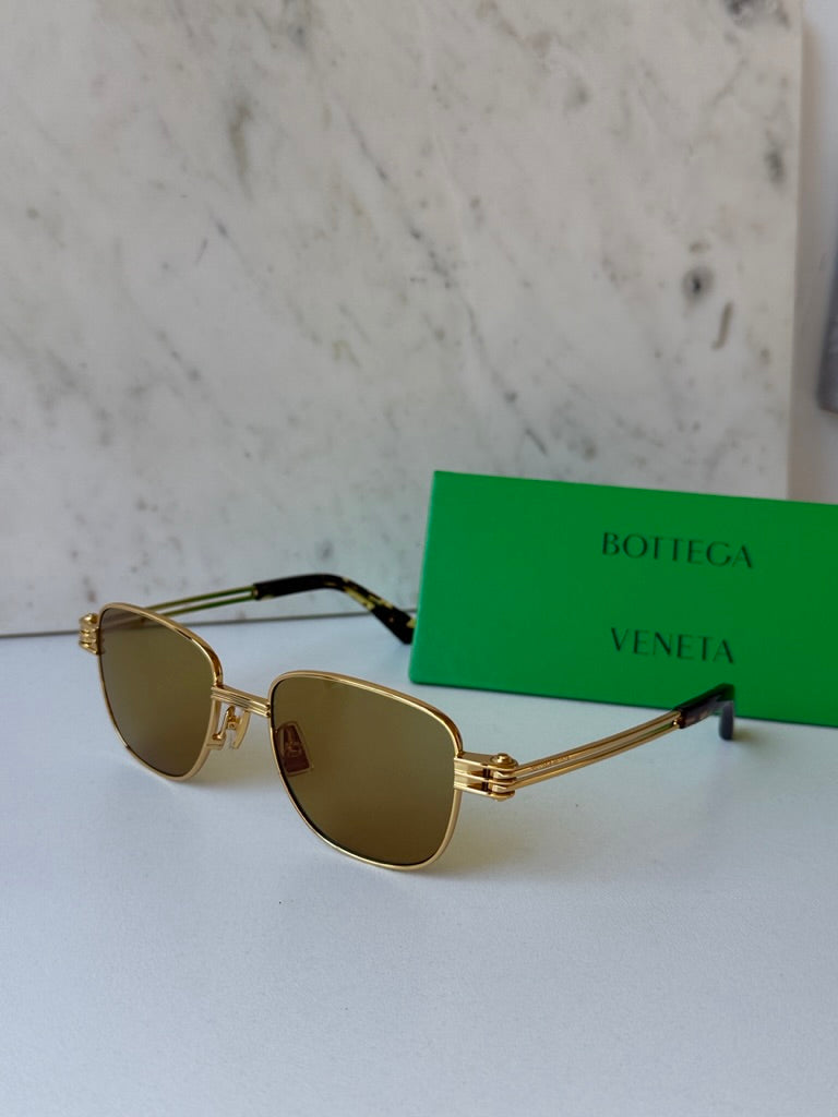 Bottega Veneta BV1012S Gafas de sol estilo aviador minimalistas con lentes rojas