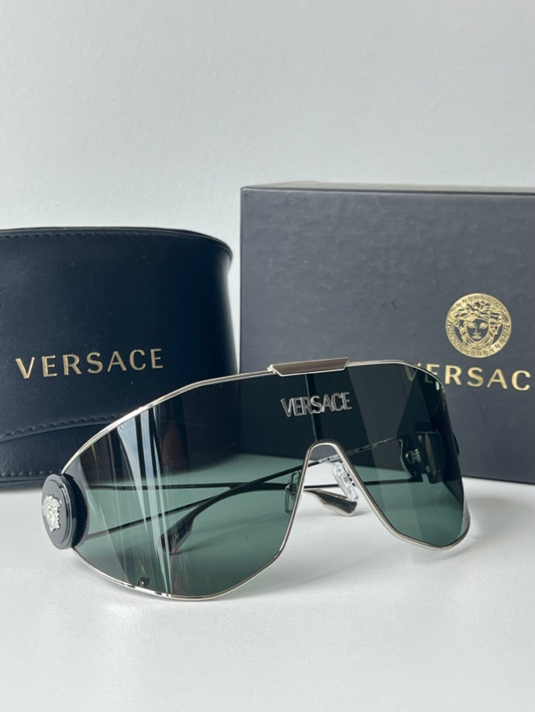 Versace Gafas de sol con escudo VE2258 en negro