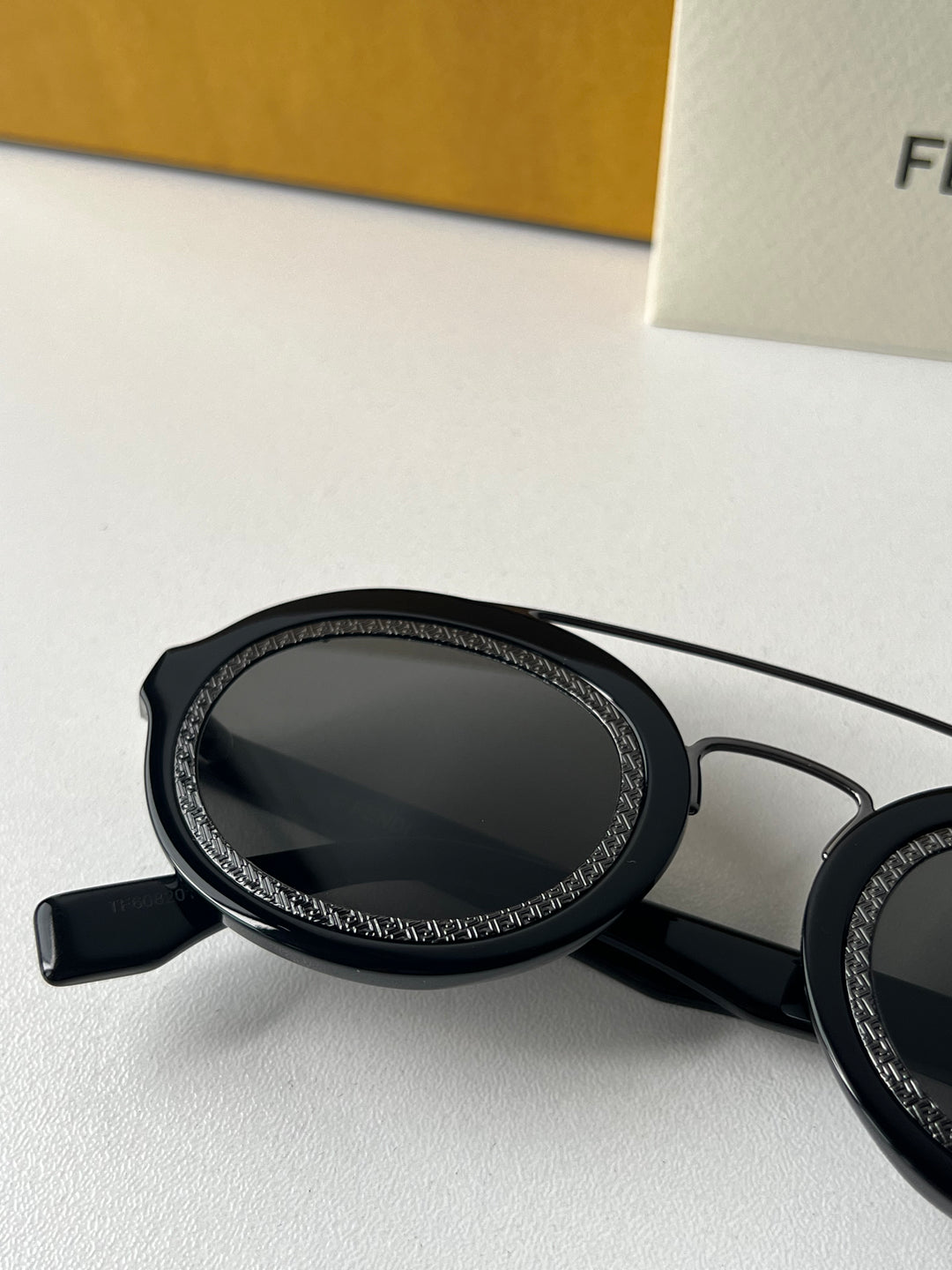 Fendi FE40040U Gafas de sol redondas negras con espejo 