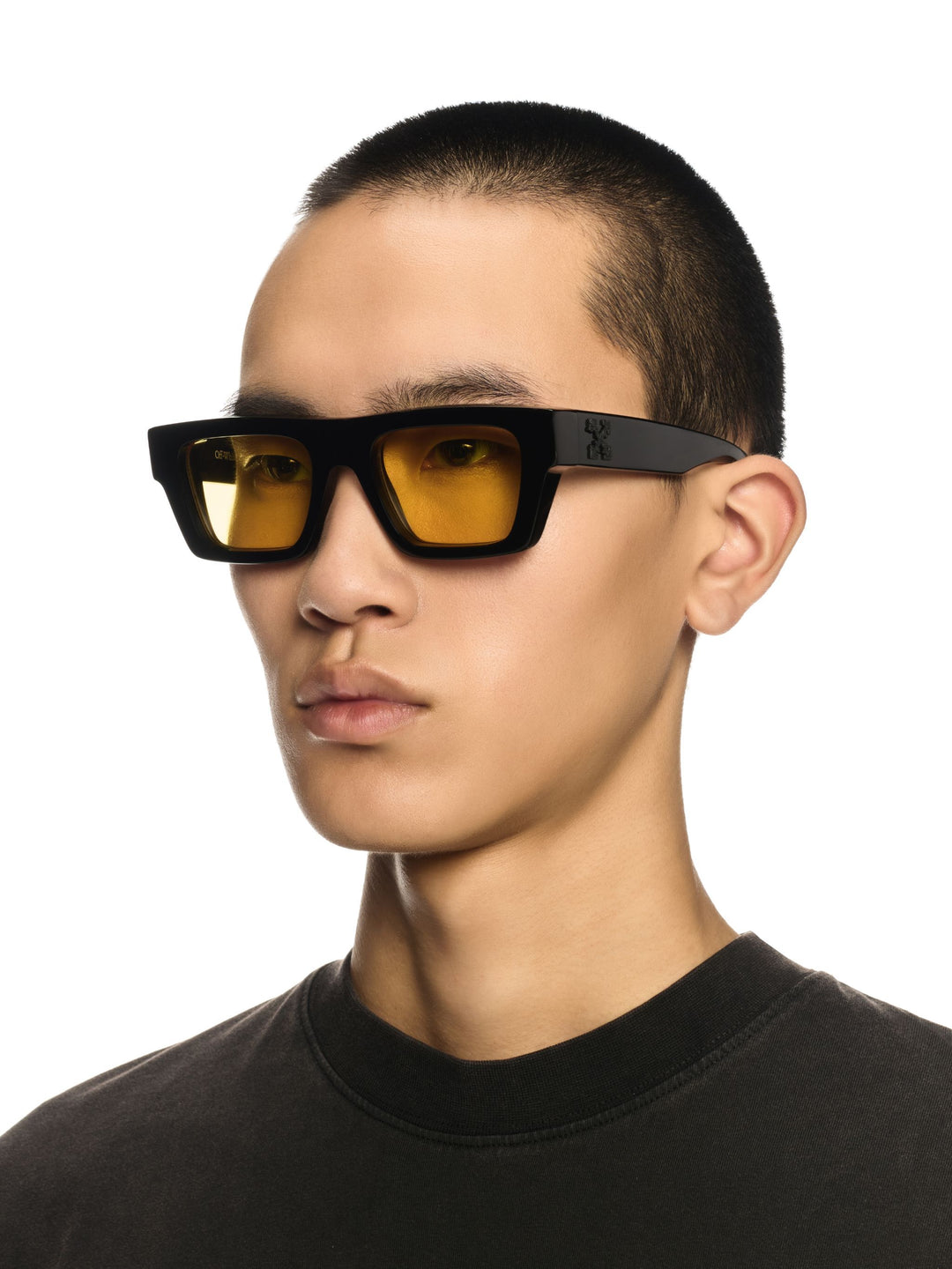 Black sunglasses with yellow lenses on a model&