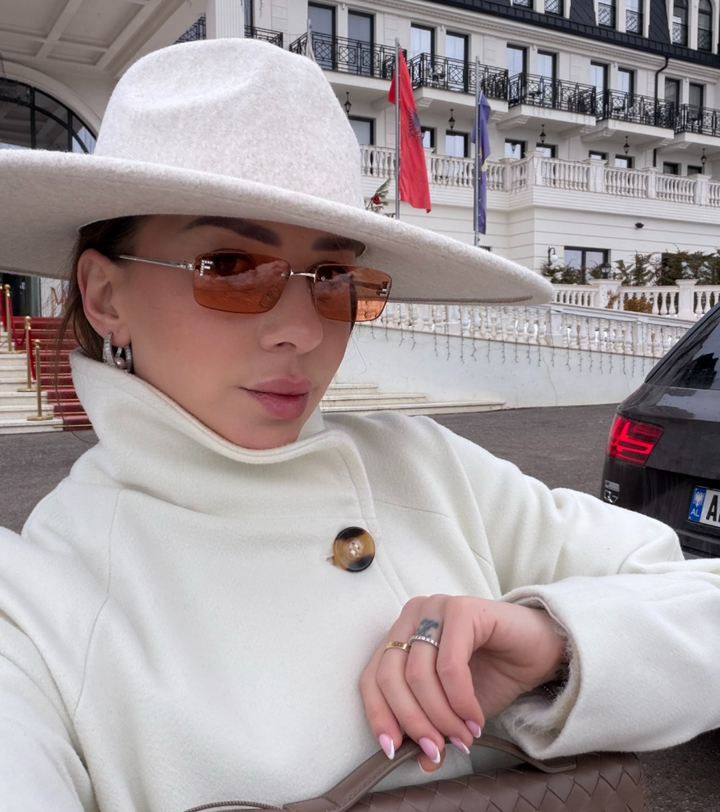 Fendi FE40040U Gafas de sol redondas negras con espejo 