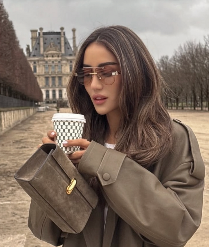 Bottega Veneta BV1012S Gafas de sol estilo aviador minimalistas con lentes rojas