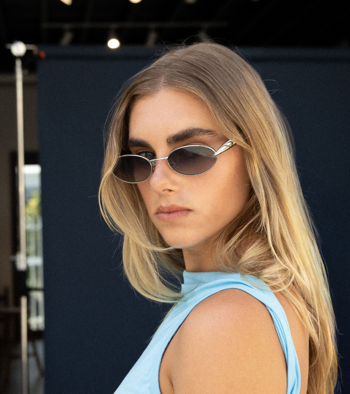 Bottega Veneta BV1012S Gafas de sol estilo aviador minimalistas con lentes rojas