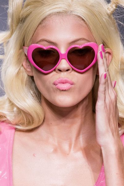 Moschino MOS006/S Gafas de sol estilo ojo de gato con tachuelas rojas