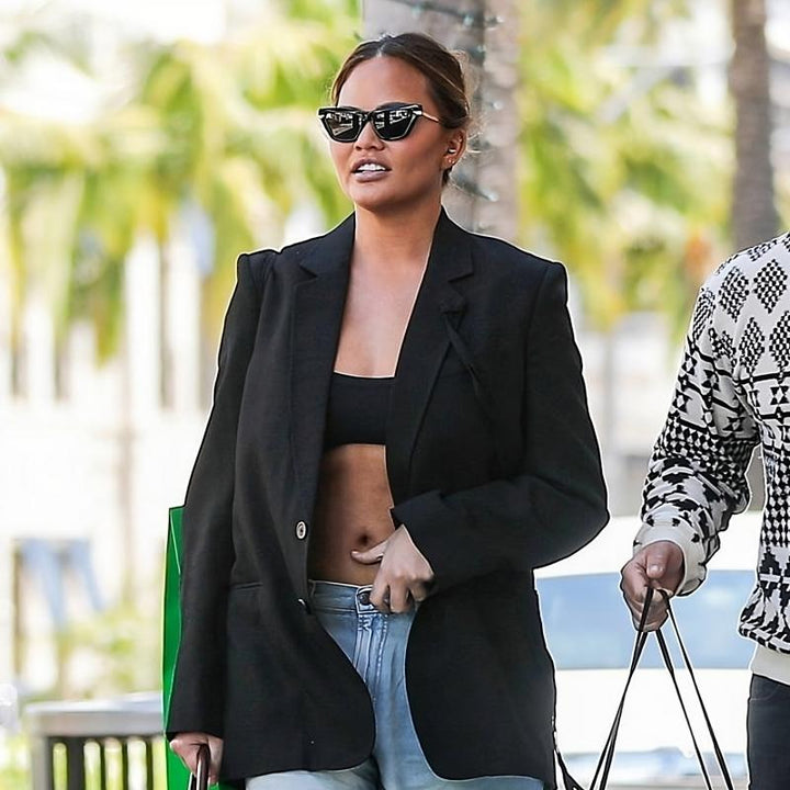 Bottega Veneta BV1012S Gafas de sol estilo aviador minimalistas con lentes rojas