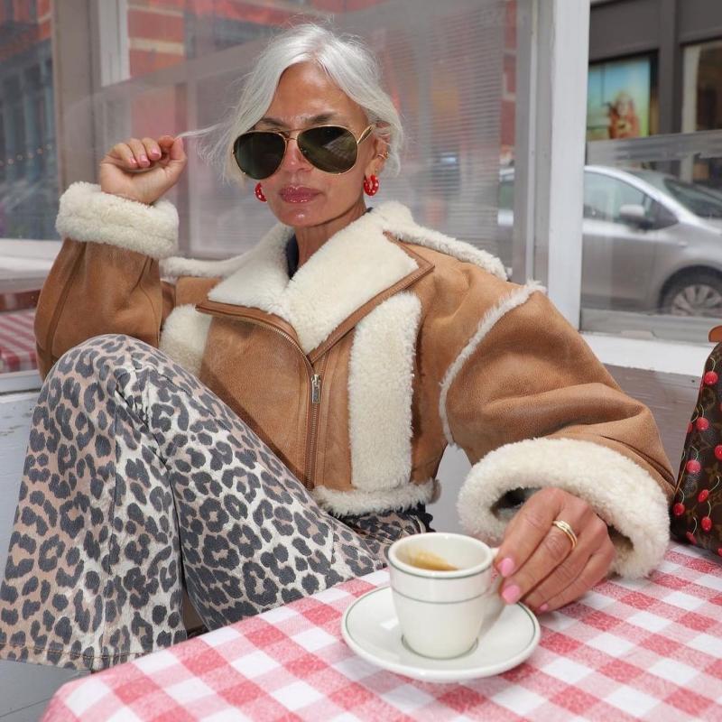 Bottega Veneta BV1012S Gafas de sol estilo aviador minimalistas con lentes rojas