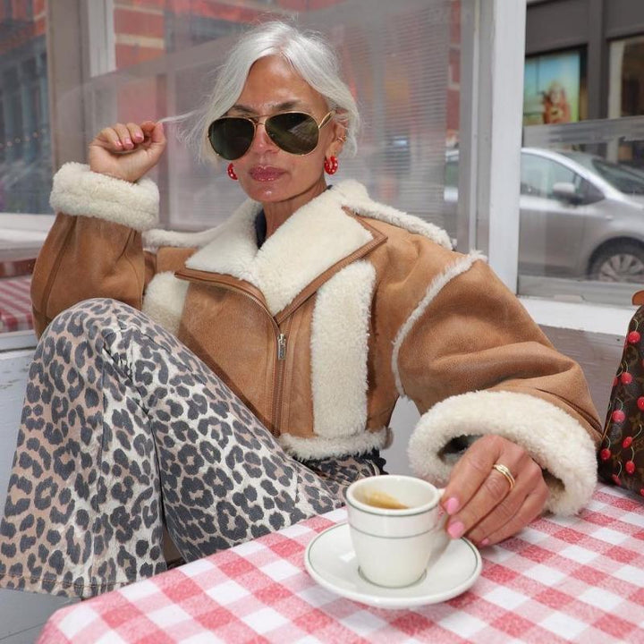 Bottega Veneta BV1012S Gafas de sol estilo aviador minimalistas con lentes rojas