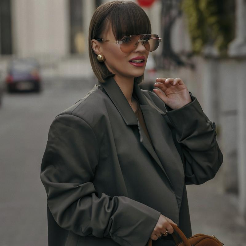 Bottega Veneta BV1012S Gafas de sol estilo aviador minimalistas con lentes rojas