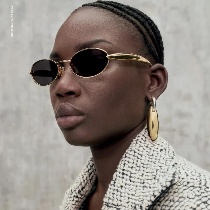 Bottega Veneta BV1012S Gafas de sol estilo aviador minimalistas con lentes rojas