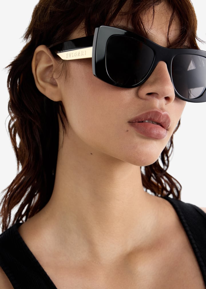 Black square sunglasses on model with dark mirrored lenses