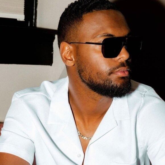 Bottega Veneta BV1012S Minimalist Aviator Sunglasses in Black