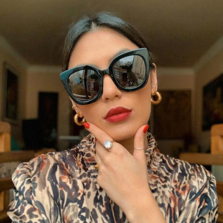Gucci GG0564S Gafas de sol extragrandes con forma de ojo de gato y patas transparentes 