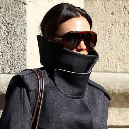 Bottega Veneta BV1012S Gafas de sol estilo aviador minimalistas con lentes rojas