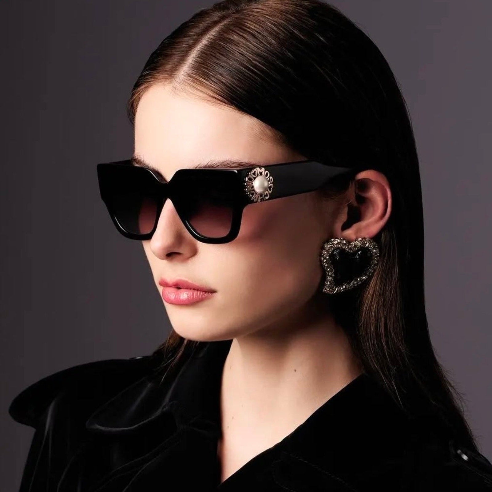 MOSCHINO ブラック リボンモチーフのケースとゴルチェのサングラス Moschino MOS153/S Black Pearl Logo Sunglasses – Designer Daydream