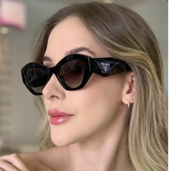 Gafas de sol estilo ojo de gato PR07YS de Prada en negro