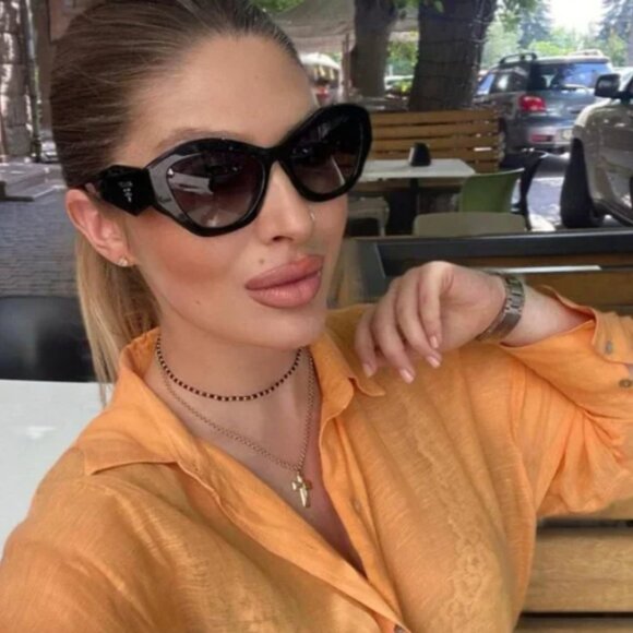 Gafas de sol estilo ojo de gato PR07YS de Prada en negro