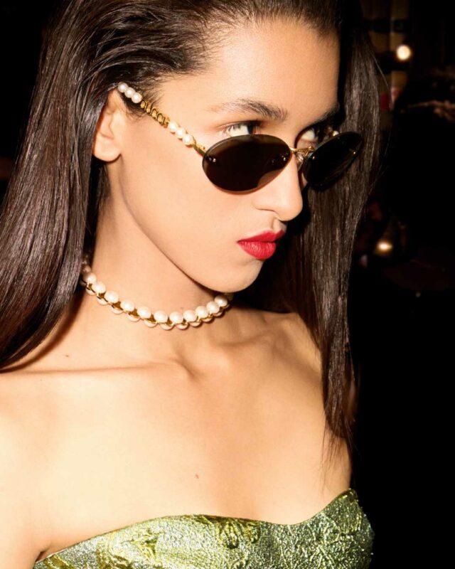 Gucci GG1257S Gafas de sol redondeadas con lentes marrones y rojos