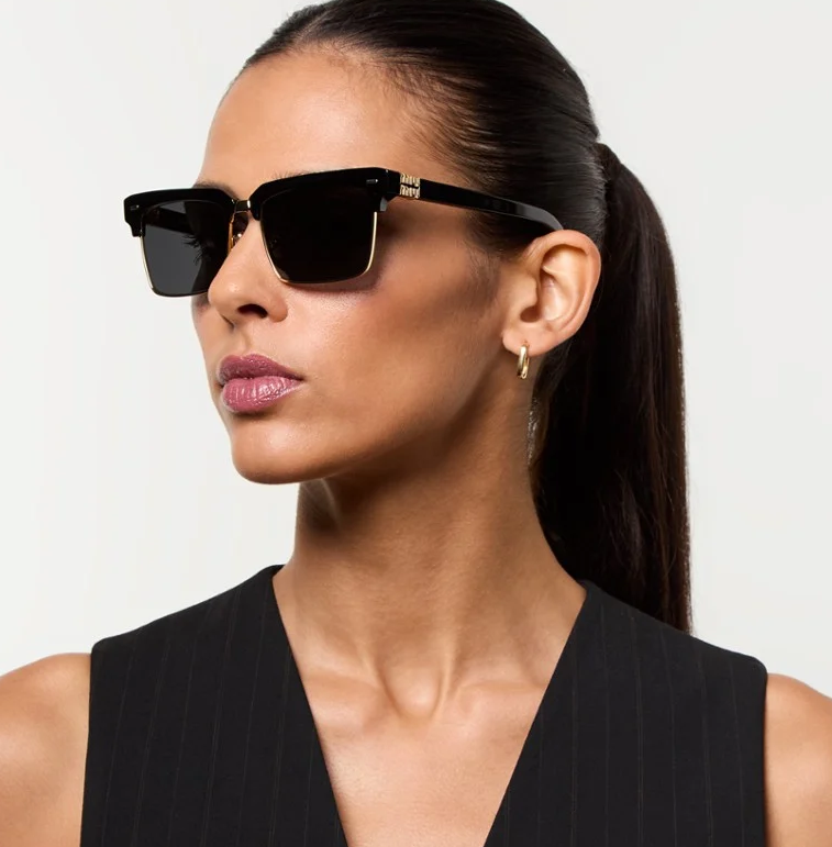 miumiu ブラック サングラス ゴールド装飾 miumiu ブラック サングラス ゴールド装飾 Miu Miu – Designer