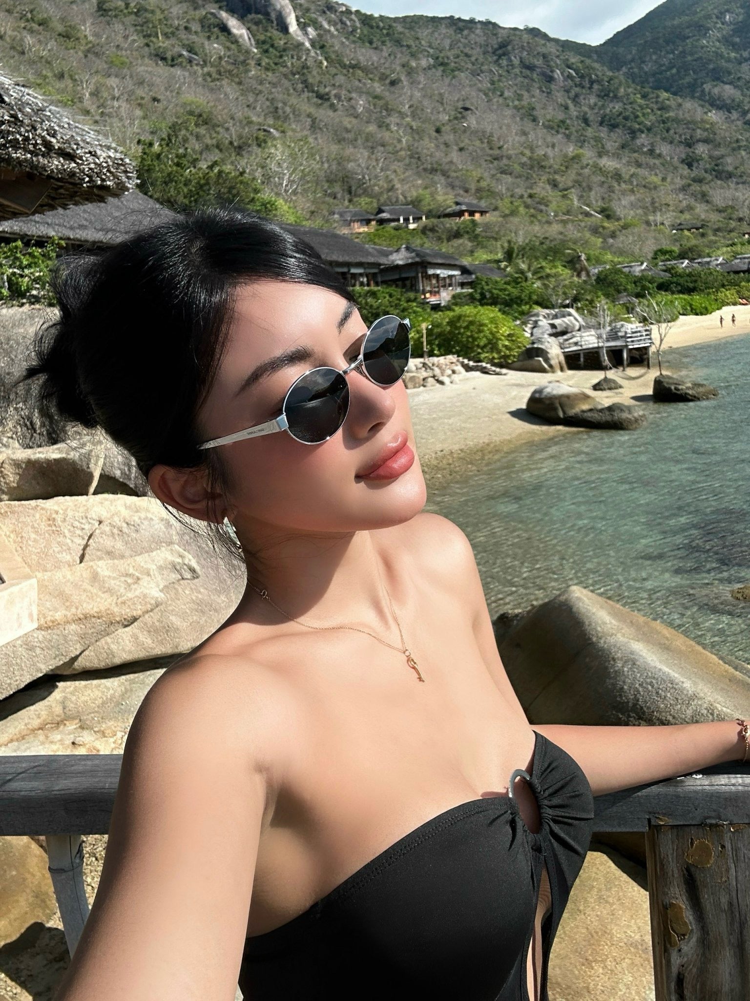 Saint Laurent SL692 Oval Sunglasses in Silver Grey – Designer Daydream
