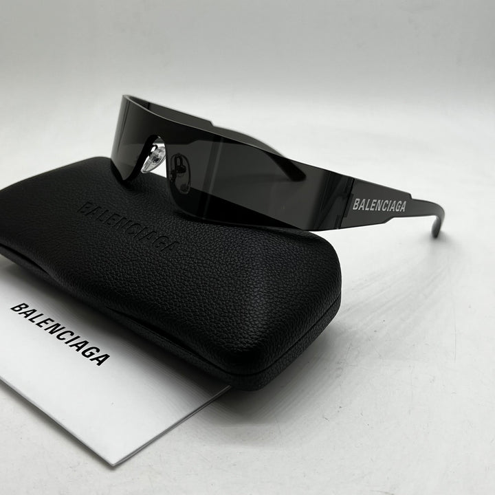 Balenciaga BB0041S Gafas de sol con escudo mono en negro