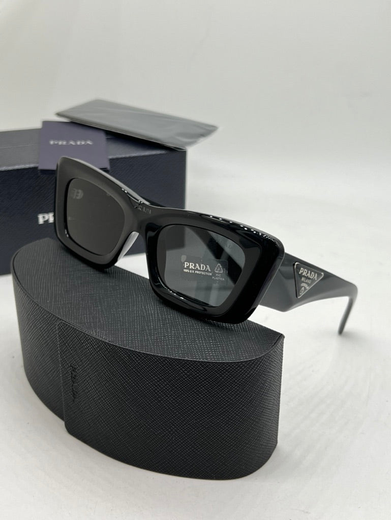 Prada PR13ZSF Gafas de sol estilo ojo de gato en negro 