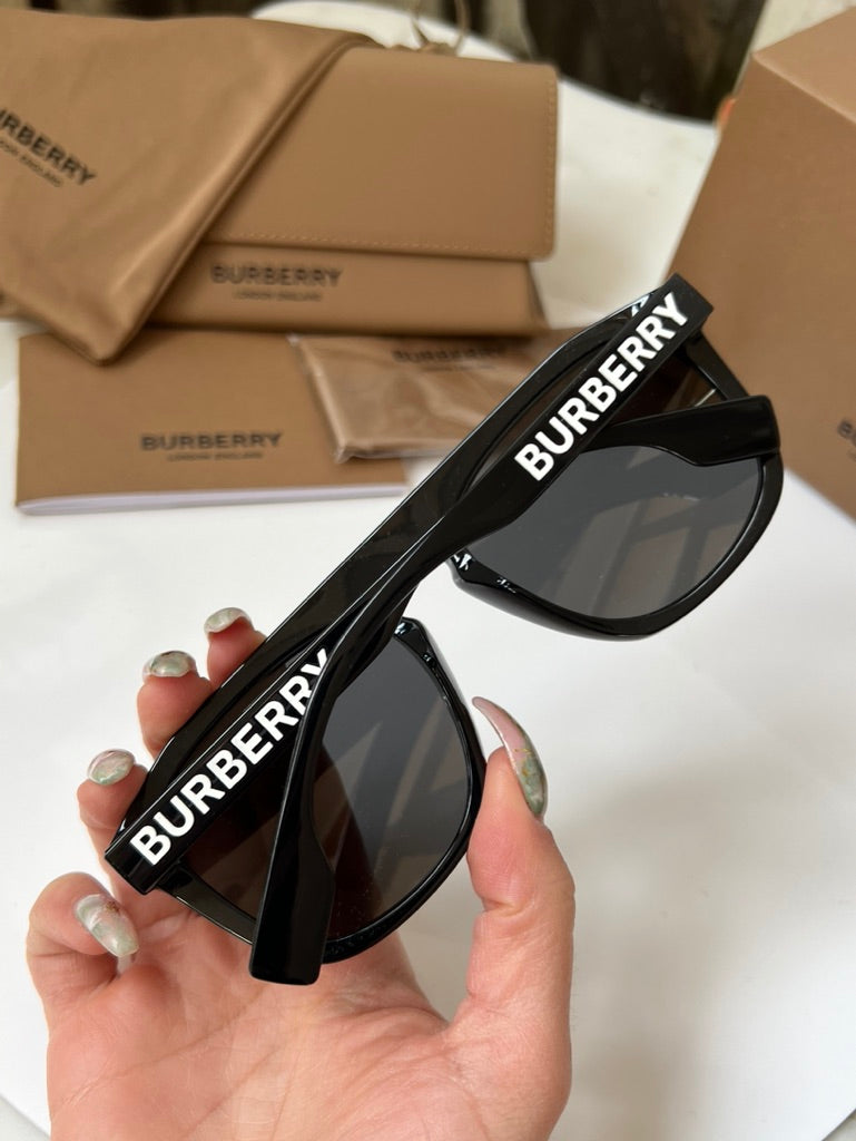 Burberry BE4396U Gafas de sol Wren en negro