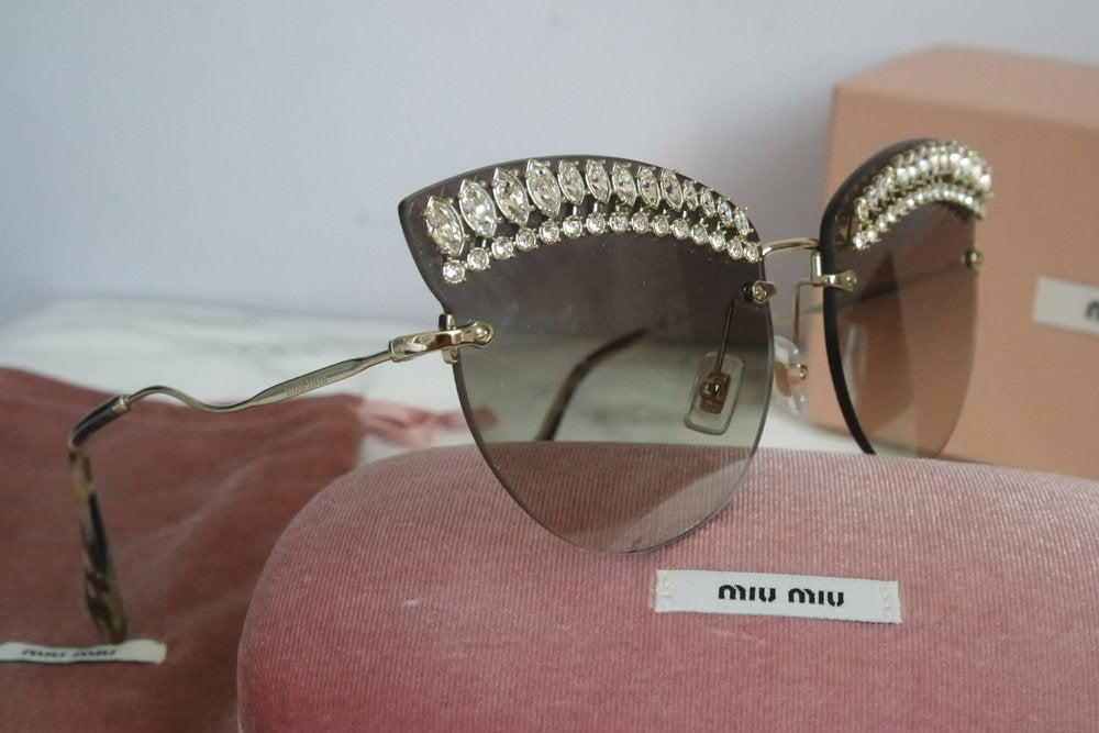 Miu Miu 58TS Scenique Gafas de sol tipo ojo de gato con cristales extragrandes