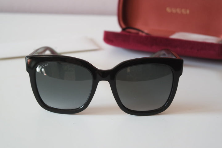 Gucci GG0034SN Gafas de sol cuadradas con patas a rayas y purpurina