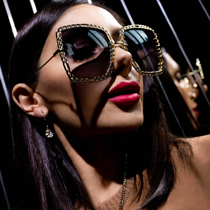 Gafas de sol cuadradas extragrandes con collar de cadena Gucci GG1033S 